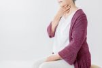 喉を気にする高齢女性