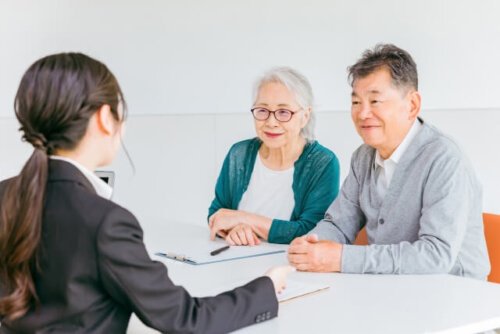 相談員から話を聞く老夫婦