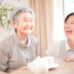 笑顔で話す高齢者